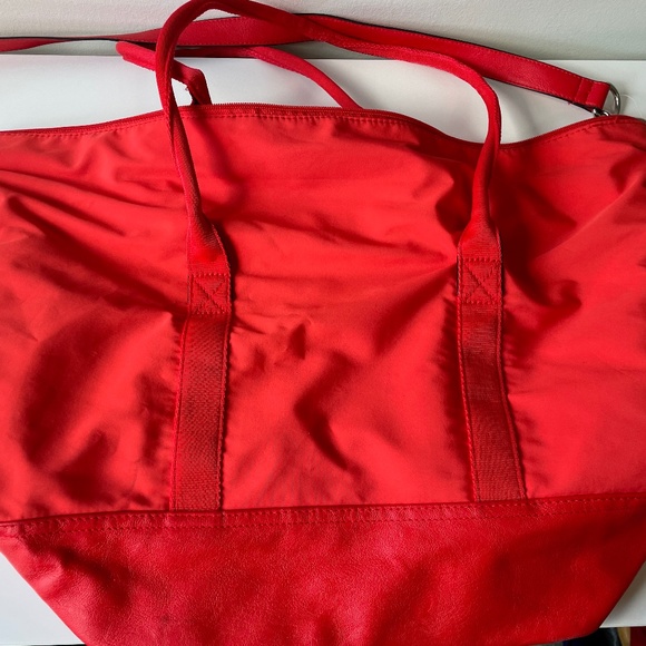 Red weekend / sports bag in a very soft and durable material - Picture 2 of 8